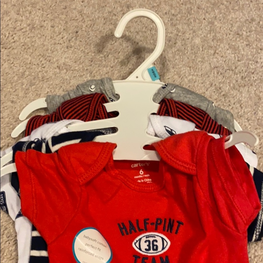 NEVER WORN Set of 5 Carter’s onesies (6 months)